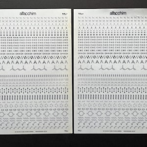 Könnte beinhalten: Zwei Blätter weißes Papier mit schwarzen Druckmustern und dem Wort "alfacchim" oben. Die Blätter sind mit verschiedenen geometrischen Formen, Linien und Symbolen gefüllt, darunter Pfeile, Sechsecke und chemische Strukturen.