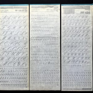 Könnte beinhalten: Mehrere Bögen silberfarbener Aufkleber mit kursiven Buchstaben und Zahlen. Die Aufkleber sind in Reihen und Spalten angeordnet, mit verschiedenen Schriftarten und Größen. Die Bögen sind mit Produktcodes und Markennamen versehen.