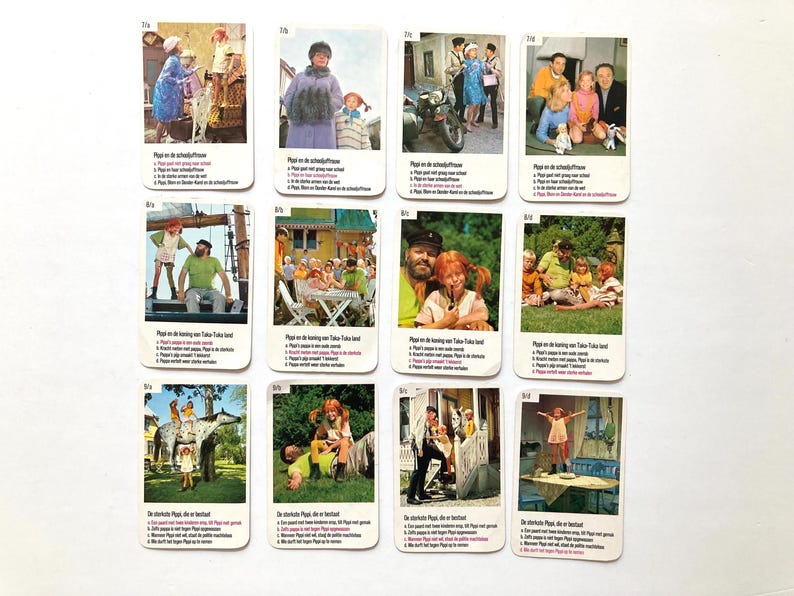 Op de afbeelding: Een verzameling vintage ruilkaarten met sc&egrave;nes uit een kinder-tv-programma. Elke kaart toont een kleurrijke afbeelding met tekst in een vreemde taal. De kaarten zijn rechthoekig met afgeronde hoeken.