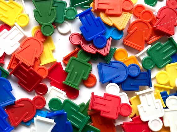 100 vintage plastic male and female figurines, 1.3” maples, 1980s Speed Domino Game pieces
