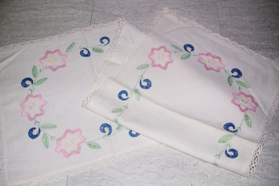Vintage Dresser Scarf Pink Embroidered Flowers Crocheted Lace Etsy