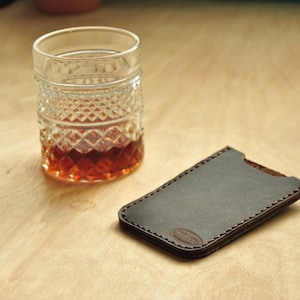 Portacarte in pelle marrone scuro, pelle Horween spessa, design minimalista