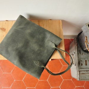 Minimalistische grüne Leder-Einkaufstasche, Ledertasche, simple Tasche, große Waldgrüne Ledertasche, handgenähtes Vollnarbenleder