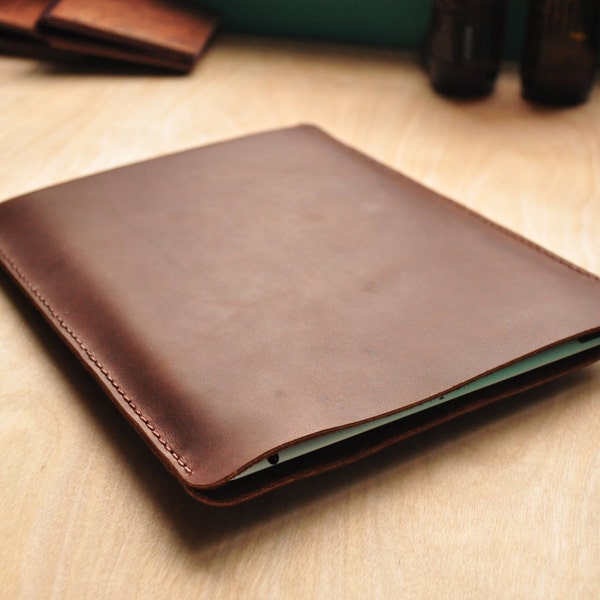 Étui de livre de surface en cuir personnalisé / pochette pour ordinateur portable / pochette MacBook en marron