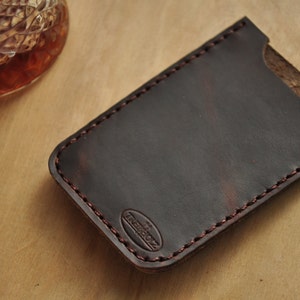 Tarjetero Treibholz en piel de Horween granate para hombre