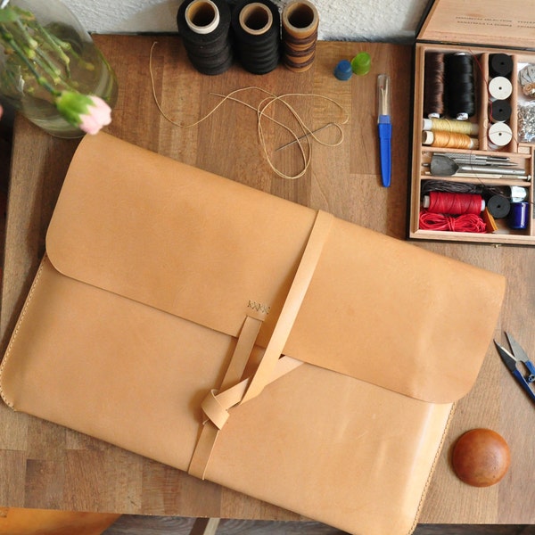 Customized Simple Leather Laptop Case / Laptop Bag / Carry Case / Macbook / Macbook Air / Laptop Sleeve in Natural Tanned Leather