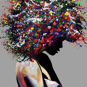Puede incluir: Pintura abstracta de una persona con un afro colorido y salpicado de pintura. La persona est&aacute; de espaldas al espectador y tiene los brazos cruzados. El fondo es gris claro.