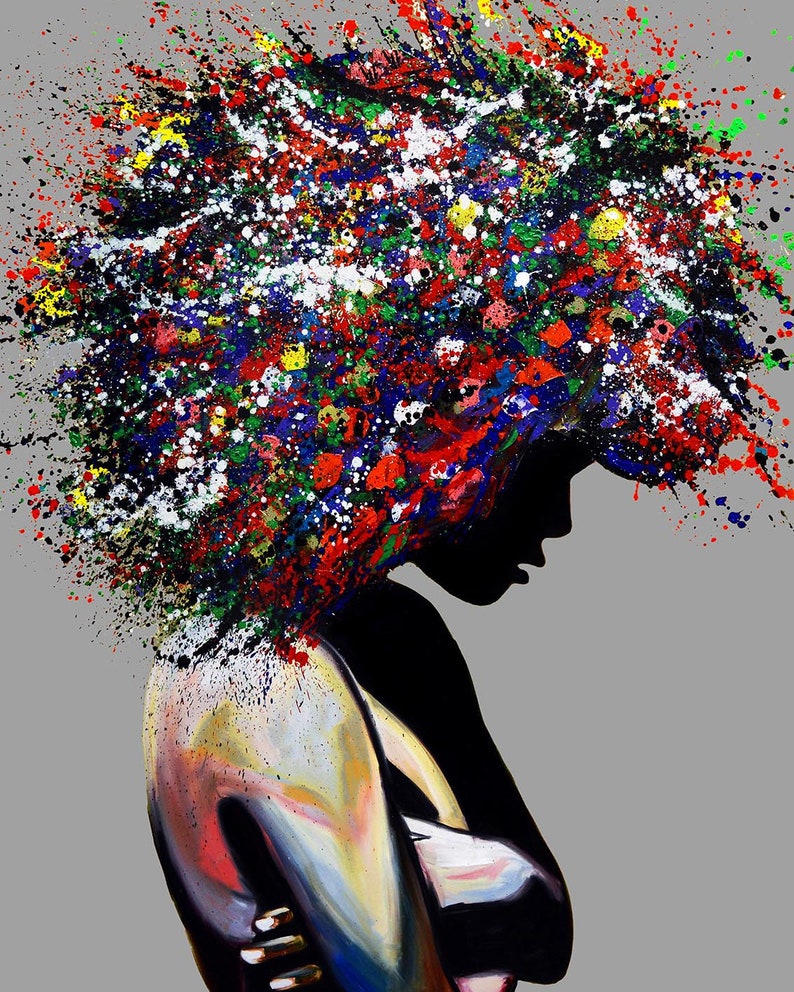 Puede incluir: Pintura abstracta de una persona con un afro colorido y salpicado de pintura. La persona est&aacute; de espaldas al espectador y tiene los brazos cruzados. El fondo es gris claro.