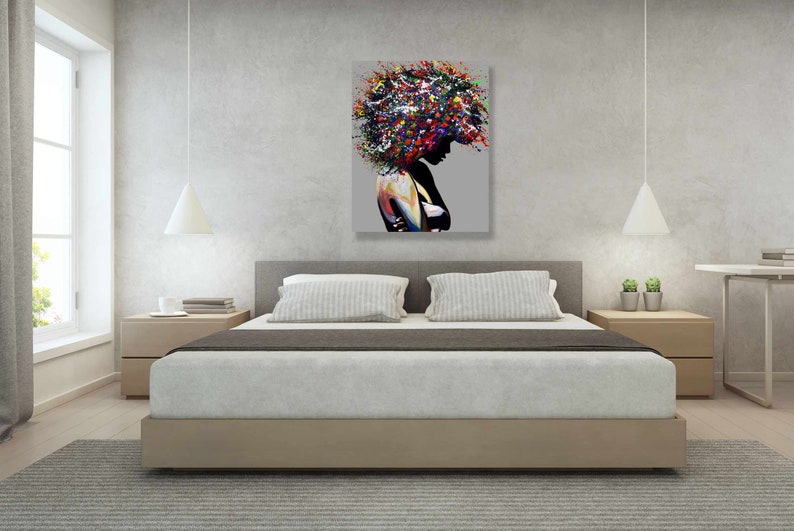Puede incluir: Una pintura abstracta colorida de una persona con un gran peinado afro. La pintura es de estilo moderno y presenta una variedad de colores, incluyendo rojo, azul, verde y amarillo. La pintura est&aacute; colgada en una pared en un dormitorio.