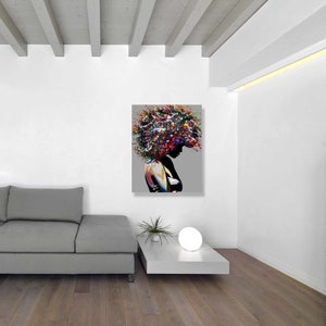 Puede incluir: Pintura abstracta de una mujer con un afro de colores salpicados. El fondo es de color gris.