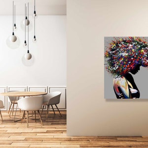 Puede incluir: Pintura abstracta de una persona con el pelo de colores sobre un fondo gris.