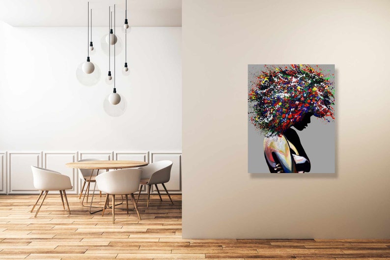 Puede incluir: Pintura abstracta de una persona con el pelo de colores sobre un fondo gris.