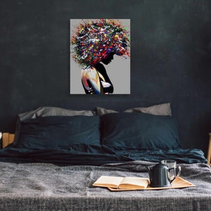 Puede incluir: Una pintura abstracta colorida de una persona con un gran afro. La pintura est&aacute; hecha en un estilo que se asemeja a la pintura de salpicaduras. El fondo es gris claro.