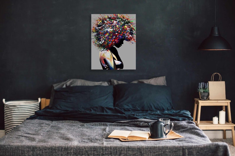 Puede incluir: Una pintura abstracta colorida de una persona con un gran afro. La pintura est&aacute; hecha en un estilo que se asemeja a la pintura de salpicaduras. El fondo es gris claro.