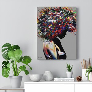 Puede incluir: Pintura abstracta de una persona con el pelo de colores sobre un fondo gris. La persona est&aacute; de perfil y tiene los brazos cruzados. El pelo es una mezcla de rojo, amarillo, azul, verde y blanco.