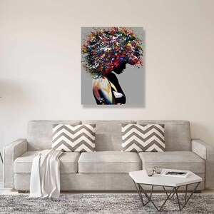 Puede incluir: Pintura abstracta de una persona con un peinado afro colorido. El fondo es de color gris claro.