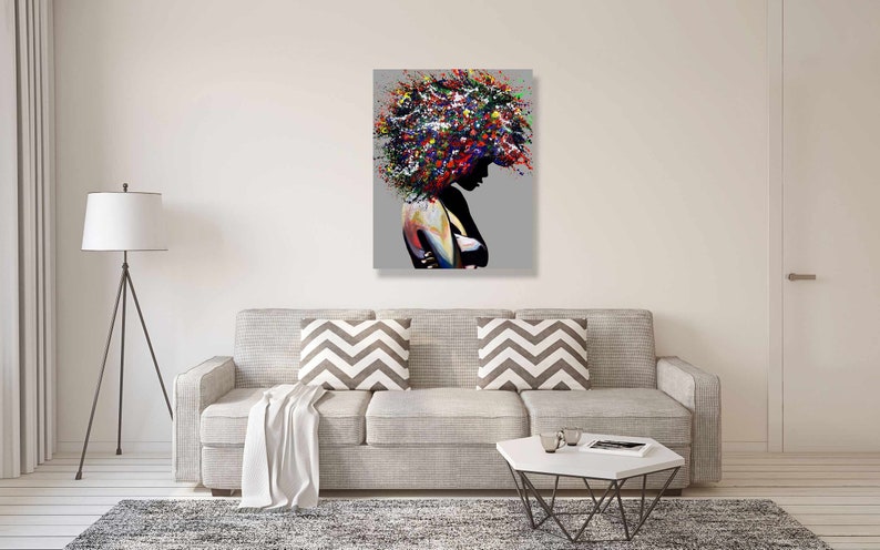 Puede incluir: Pintura abstracta de una persona con un peinado afro colorido. El fondo es de color gris claro.