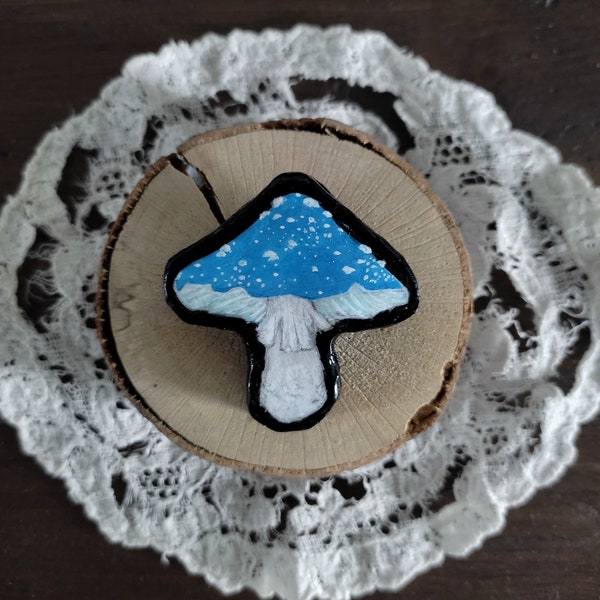 Broche unique champignon amanite bleu fait main en pâte polymère