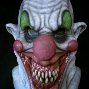 Masque en latex de clown tueur, horreur, Halloween, accessoire hanté, objet de collection.
