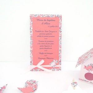 Menu rectangulaire avec oiseau, liberty Wiltshire pois de senteur, corail, bleu et rose pour baptême, communion…fait main