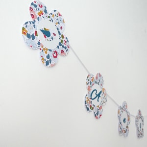 Ghirlanda di fiori in porcellana Liberty Betsy, blu, bianca con nome/decorazione della stanza degli uccellini, battesimo, comunione, compleanno fatto a mano