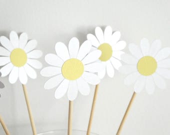 Set di 5 stecchini decorativi a forma di margherita, bianchi e gialli, per decorazioni da tavola, battesimo, comunione, matrimonio, compleanno, fatti a mano.