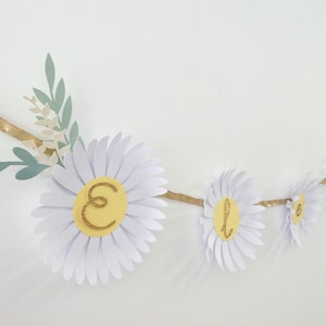 Ghirlanda di fiori di margherite bianche, gialle e dorate con nome per la decorazione della camera da letto, battesimo, comunione, compleanno fatto a mano