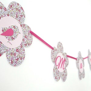 Ghirlanda di fiori liberty Eloise, rosa e fucsia con nome e decorazione per cameretta uccellini, battesimo, comunione, compleanno fatto a mano