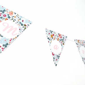 Ghirlanda di gagliardetti in porcellana Liberty Betsy, bianca e rosa con nome per battesimo, comunione, compleanno, decorazione della stanza fatta a mano