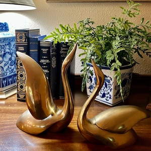 Vintage Brass Swan, Vintage Brass Decor, MCM Decor, Brass Swan, Swan Decor, Swan Figurine, Minimalist Decor, Entry Way Decor, Gold Decor