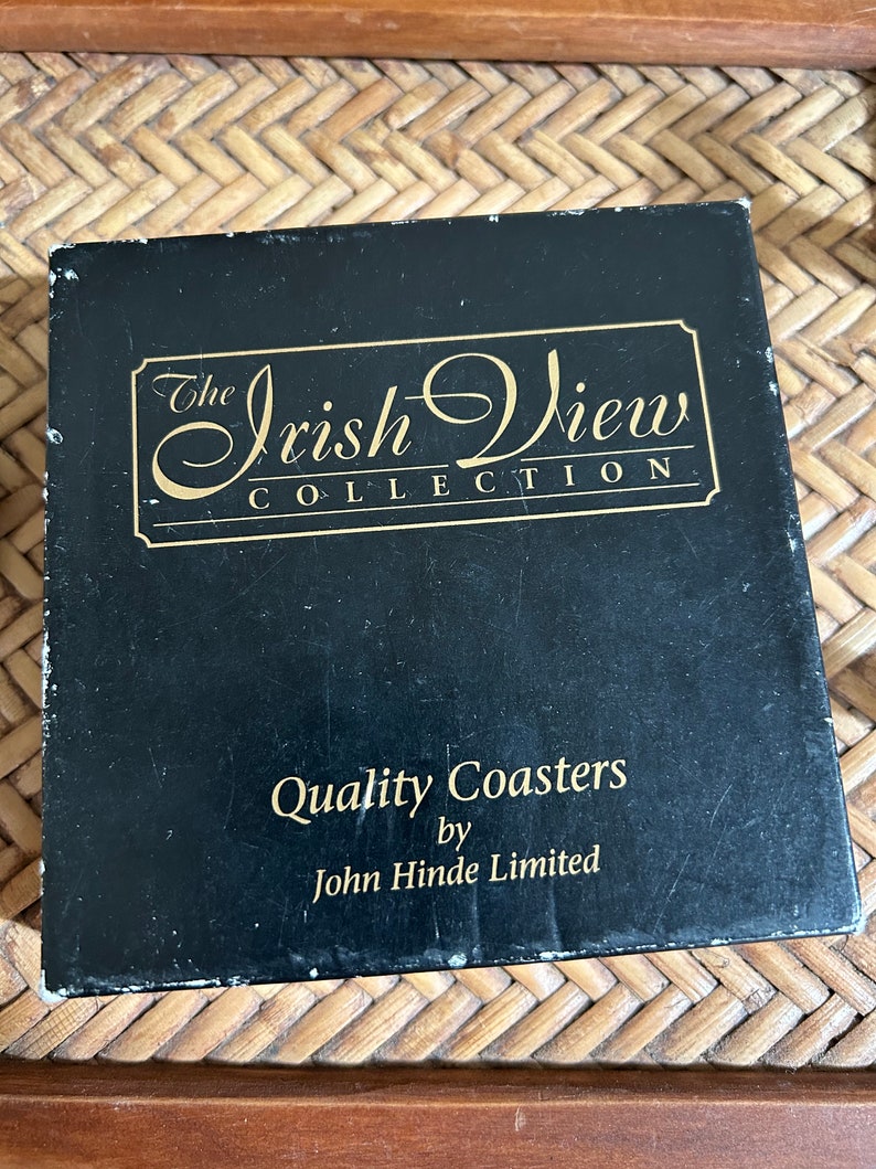 Pu&ograve; includere: Scatola nera con scritta dorata "The Irish View Collection" e "Quality Coasters by John Hinde Limited".