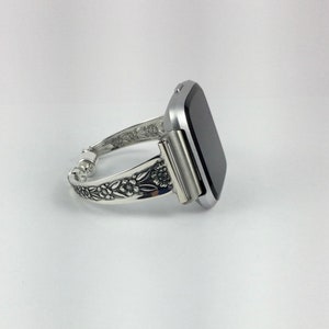 Puede incluir: Pulsera de reloj plateada con un dise&ntilde;o floral. La pulsera est&aacute; hecha de metal y tiene un acabado pulido.