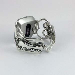 Puede incluir: Pulsera de reloj de plata hecha de una cuchara reutilizada con un cierre en forma de coraz&oacute;n. La pulsera de reloj est&aacute; dise&ntilde;ada para adaptarse a un reloj inteligente de forma cuadrada.