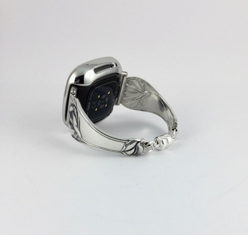 Peut inclure: Un bracelet de montre argent&eacute; avec un motif floral. Le bracelet de montre est fait &agrave; partir d'une pi&egrave;ce de couverts r&eacute;utilis&eacute;e.