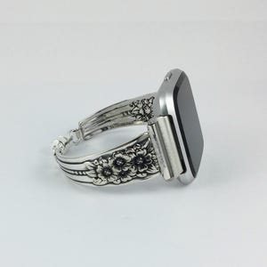 Pu&ograve; includere: Cinturino per orologio in argento con un design floreale. Il cinturino &egrave; realizzato da un cucchiaio riutilizzato.