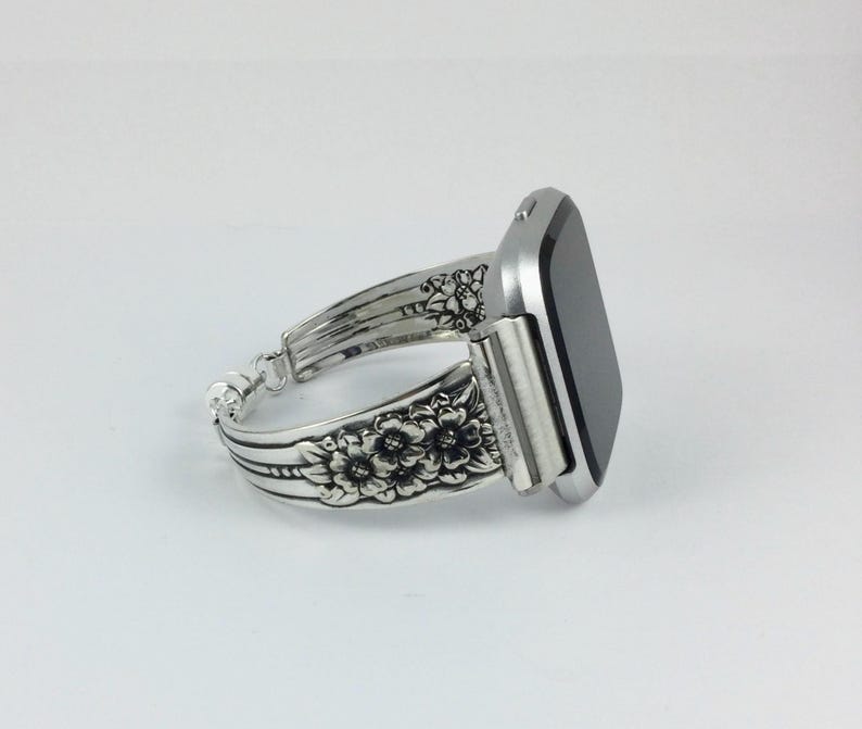 Pu&ograve; includere: Cinturino per orologio in argento con un design floreale. Il cinturino &egrave; realizzato da un cucchiaio riutilizzato.