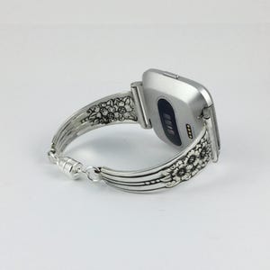 Pu&ograve; includere: Cinturino per orologio in argento con un design floreale. Il cinturino &egrave; realizzato con posate riciclate.