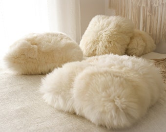 EN VENTE Beau coussin décoratif en peau de mouton véritable blanc crème naturel des deux côtés, style scandinave