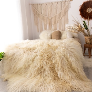 Genuine Natural icelandic creamy whiteround Sheepskin Rug, Giant sheepskin rug, deca sheepskin rug, round sheepskin