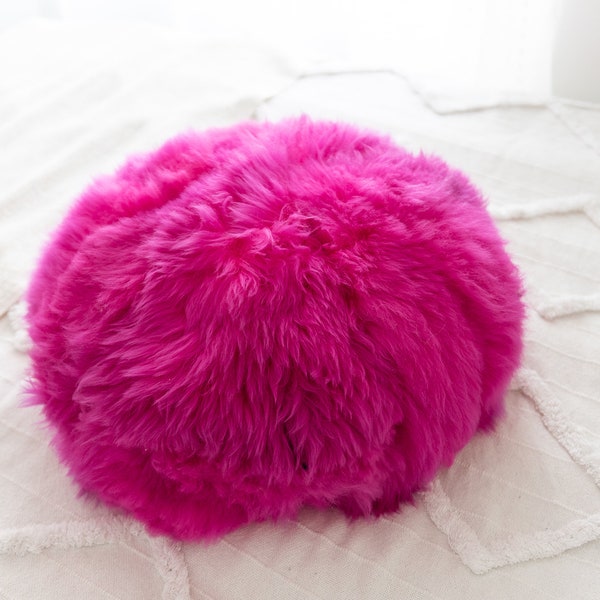 Coussin rose en fourrure de mouton, coussin en fourrure véritable, coussin rond en fourrure, coussin rond en peau de mouton, coussin rond rose, coussin scandinave