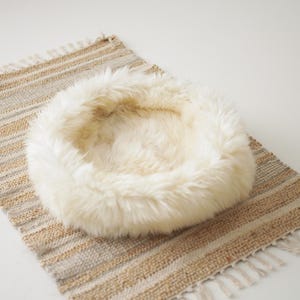 Cama para animais de estimação em pele de ovelha Merino, toca para gatos, cama para cães, casinha para gatos, móveis para animais de estimação feitos à mão - Pele de ovelha genuína - Branco cremoso imagem 6