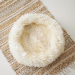 Cama para animais de estimação em pele de ovelha Merino, toca para gatos, cama para cães, casinha para gatos, móveis para animais de estimação feitos à mão - Pele de ovelha genuína - Branco cremoso imagem 5