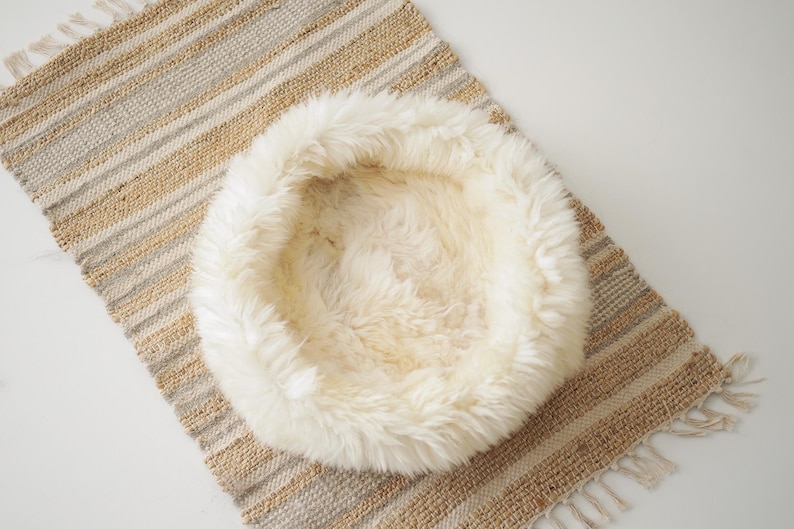Cama para animais de estimação em pele de ovelha Merino, toca para gatos, cama para cães, casinha para gatos, móveis para animais de estimação feitos à mão - Pele de ovelha genuína - Branco cremoso imagem 5