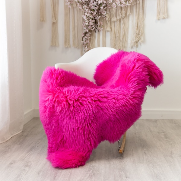 Tapis en peau de mouton rose amarante véritable, jeté en peau de mouton, style scandinave, tapis scandinave, housse de chaise en peau de mouton rose