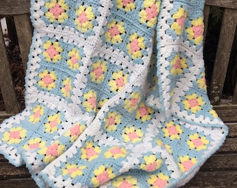 35" x 40" baby crochet granny square afghan pink blue yellow white retro nursery blanket   P7511069