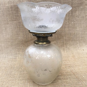 Antique etched glass oil lamp 032210000