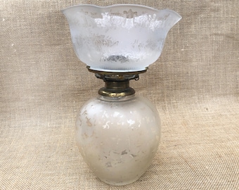 Antique etched glass oil lamp 032210000