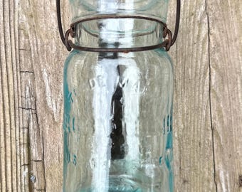 Pale blue Lightning Putnam pint canning jar with large air bubbles and no top  092625077