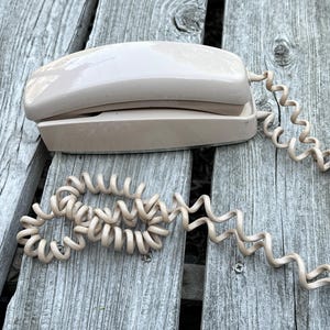 Vintage beige touchtone Trimline väggmonterad telefon med tryckknapp Ringklocka 052610787