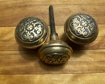 Set di 3 pomelli antichi in bronzo decorato con foglie a volute 12690046